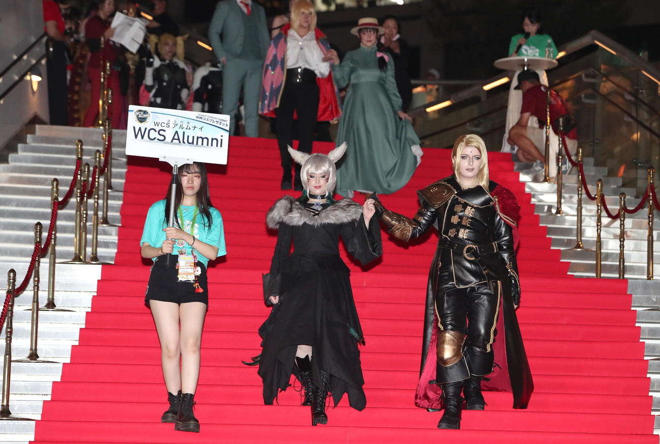 世界コスプレサミットの前夜祭でレッドカーペットを歩く各国のコスプレイヤー（撮影・白石智彦）