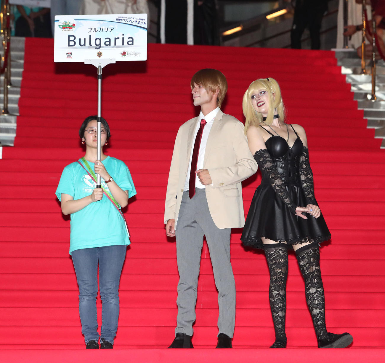 世界コスプレサミットの前夜祭でレッドカーペットでポーズをとるブルガリア代表のコスプレイヤー（撮影・白石智彦）