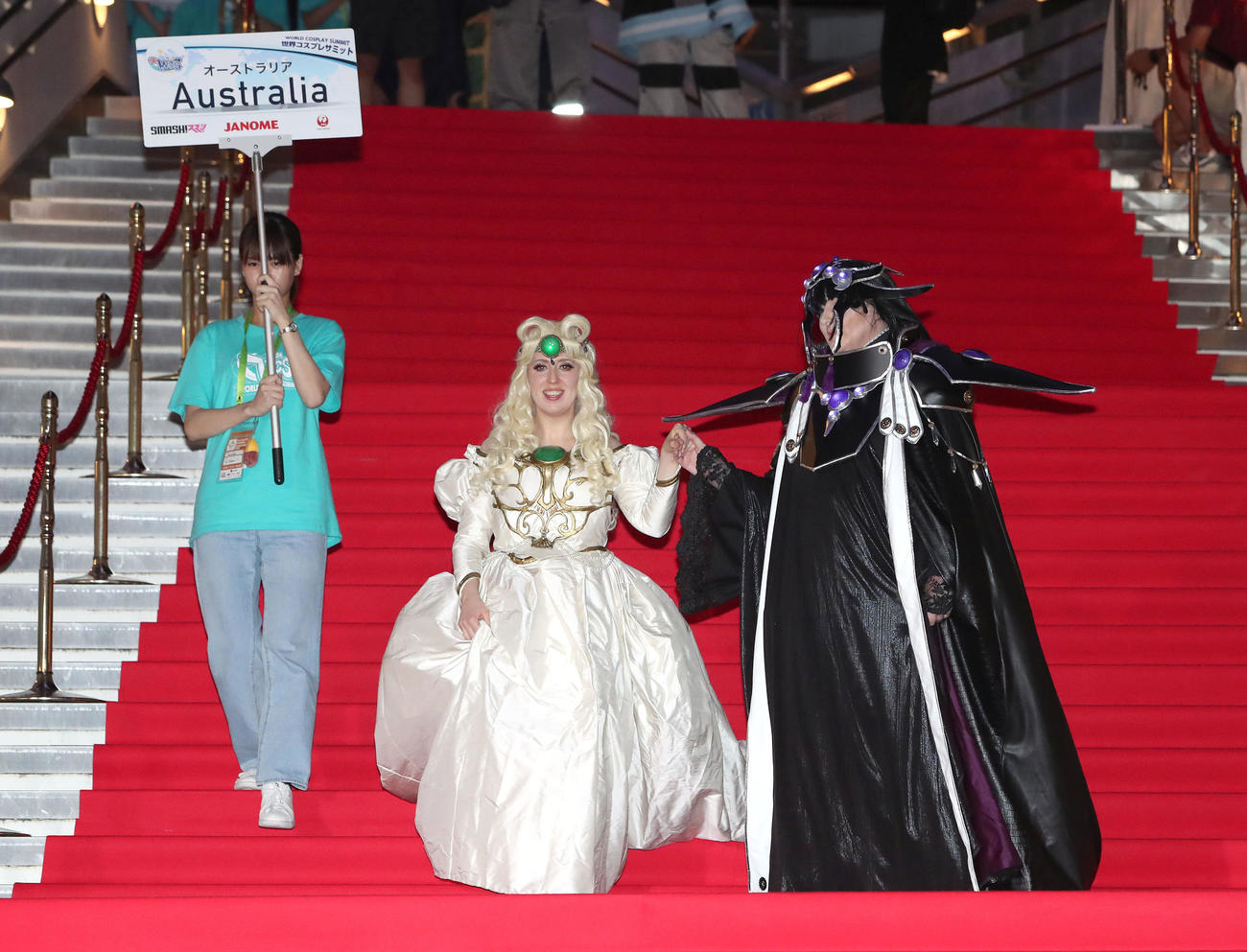 世界コスプレサミットの前夜祭でレッドカーペットを歩くオーストラリア代表のコスプレイヤー（撮影・白石智彦）