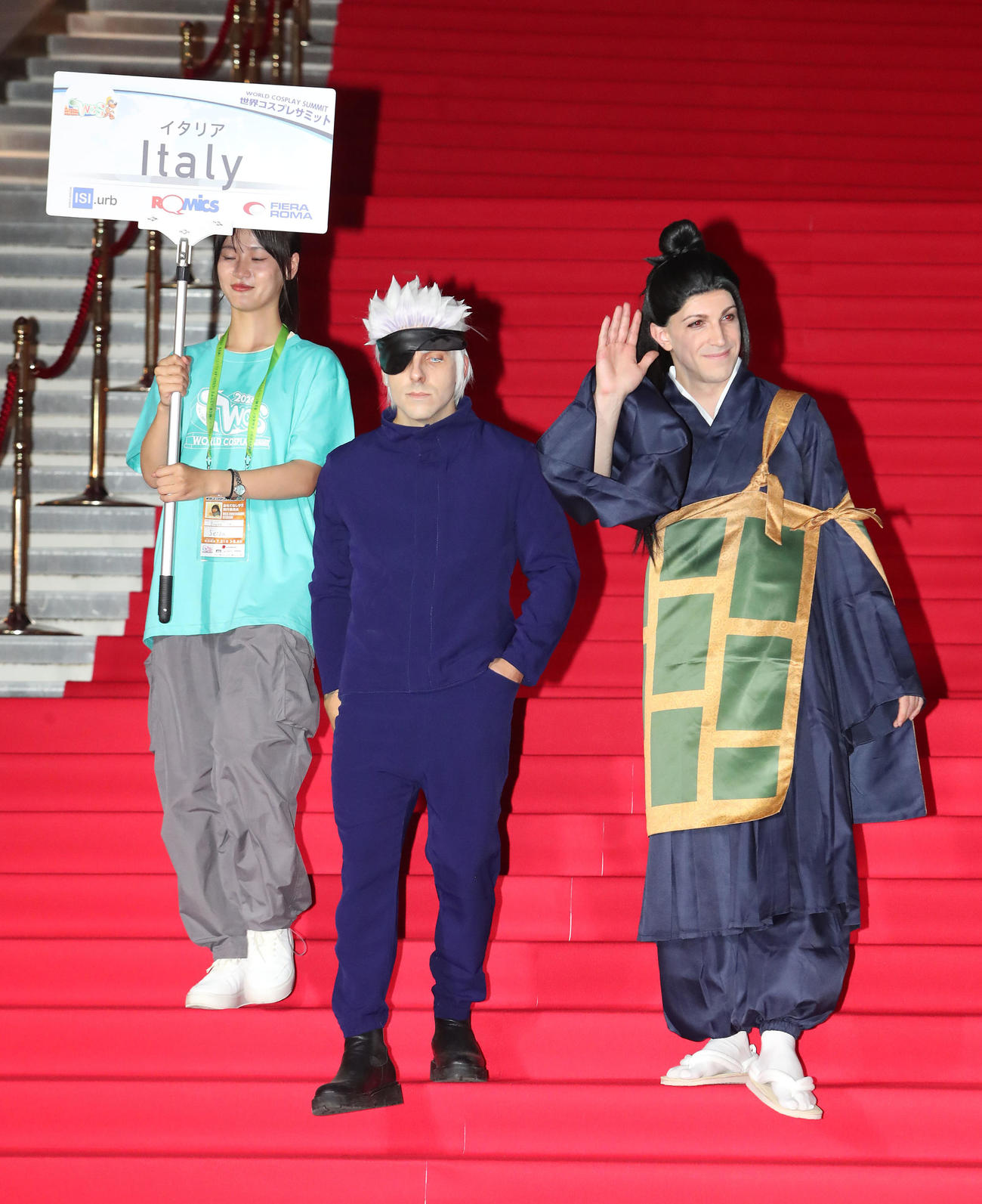 世界コスプレサミットの前夜祭でレッドカーペットを歩くイタリア代表のコスプレイヤー（撮影・白石智彦）