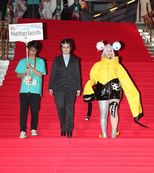 世界コスプレサミットの前夜祭でレッドカーペットを歩くオランダ代表のコスプレイヤー（撮影・白石智彦）