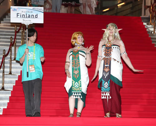 世界コスプレサミットの前夜祭でレッドカーペットを歩くフィンランド代表のコスプレイヤー（撮影・白石智彦）