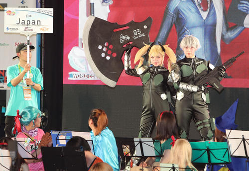 世界コスプレサミットの前夜祭でステージでポーズをとる日本代表のコスプレイヤー（撮影・白石智彦）