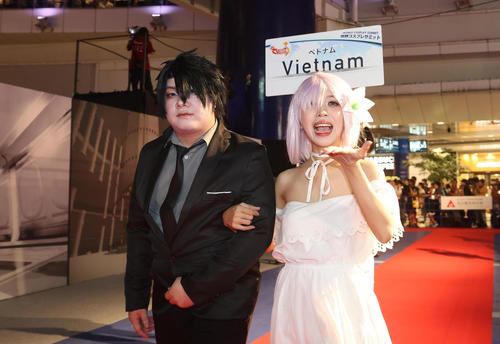 世界コスプレサミットの前夜祭でレッドカーペットを歩くベトナム代表のコスプレイヤー（撮影・白石智彦）