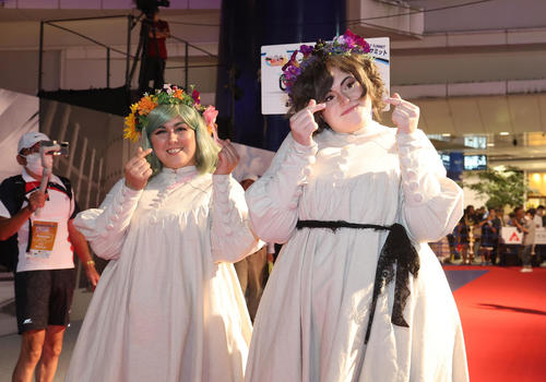 世界コスプレサミットの前夜祭でレッドカーペットを歩くドイツ代表のコスプレイヤー（撮影・白石智彦）