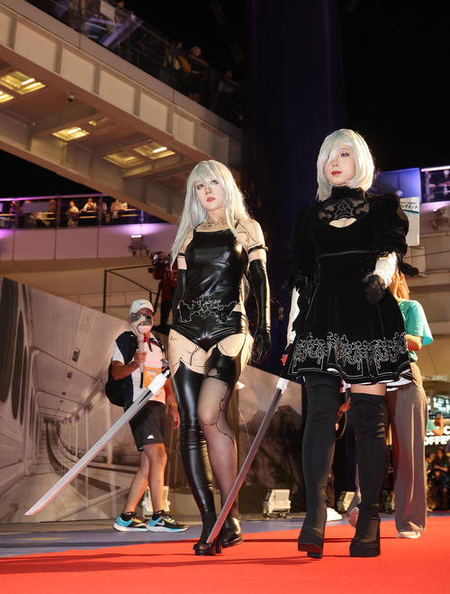 世界コスプレサミットの前夜祭でレッドカーペットを歩く中国代表のコスプレイヤー（撮影・白石智彦）