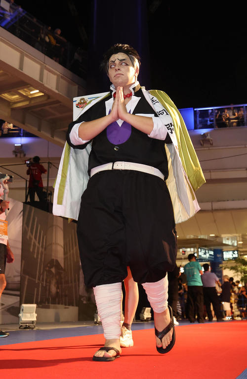 世界コスプレサミットの前夜祭でレッドカーペットを歩くエジプト代表のコスプレイヤー（撮影・白石智彦）