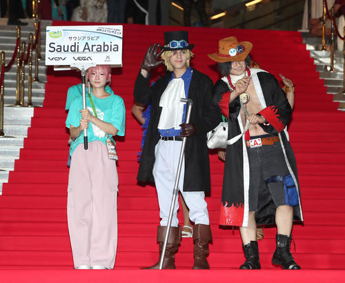 世界コスプレサミットの前夜祭でレッドカーペットでポーズをとるサウジアラビア代表のコスプレイヤー（撮影・白石智彦）