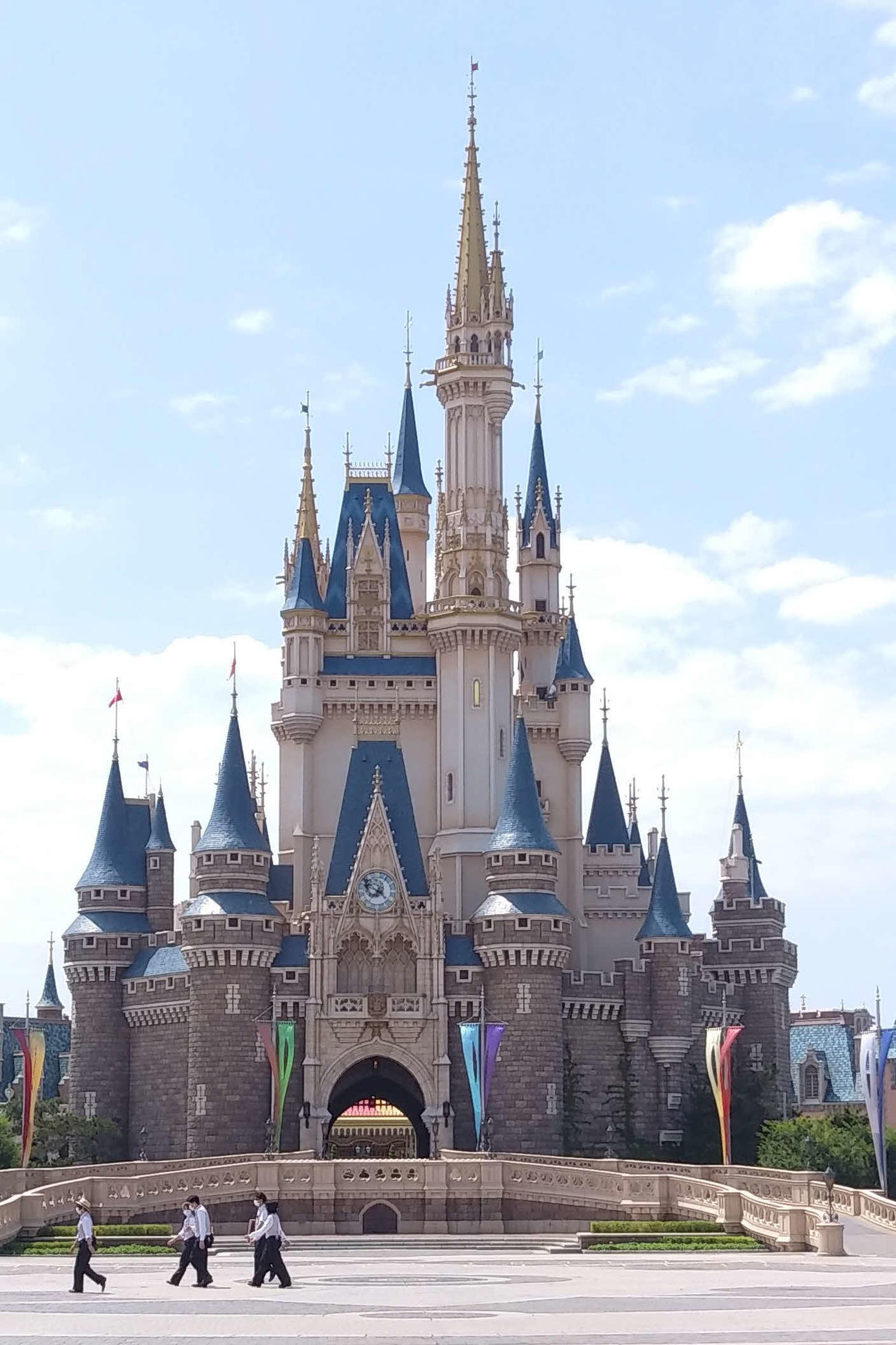 東京ディズニーランドのシンデレラ城＝2020年6月30日