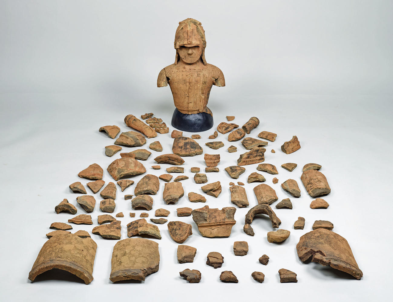 国宝　埴輪「挂甲の武人」　解体時、破片の集合写真（表面）　東京国立博物館蔵