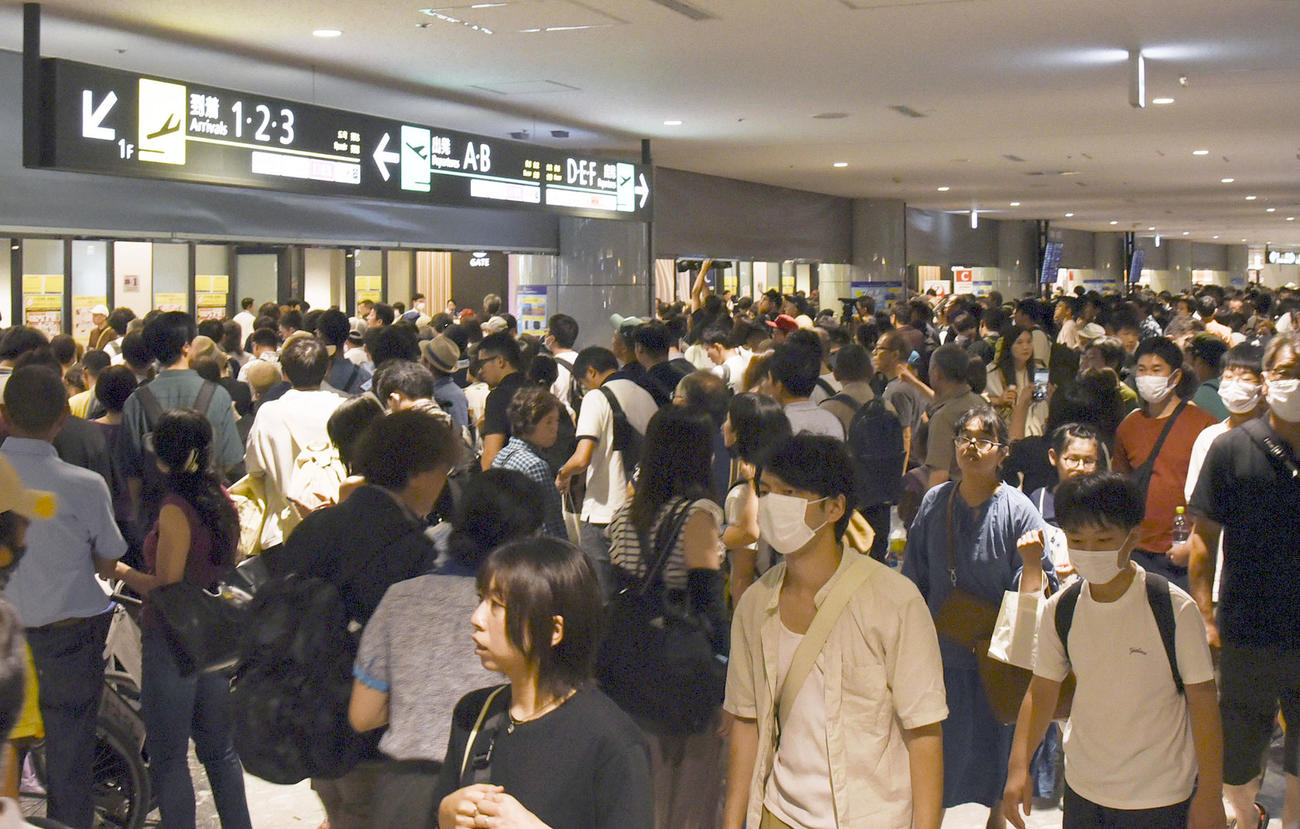 保安検査中断の影響で利用客らが滞留する新千歳空港のターミナルビル（共同）