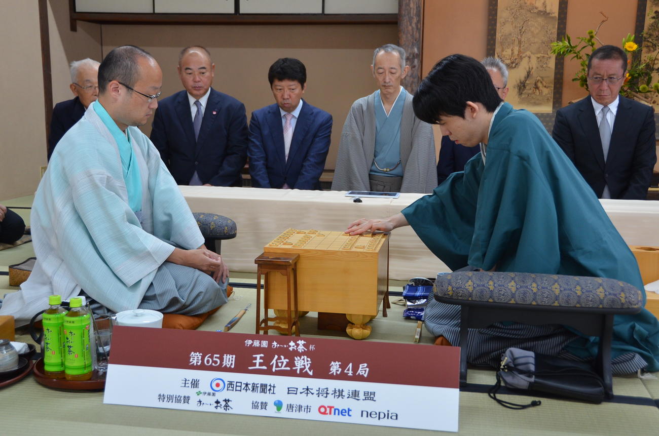 王位戦7番勝負第4局に臨んだ渡辺明九段（左）、藤井聡太王位（日本将棋連盟提供）