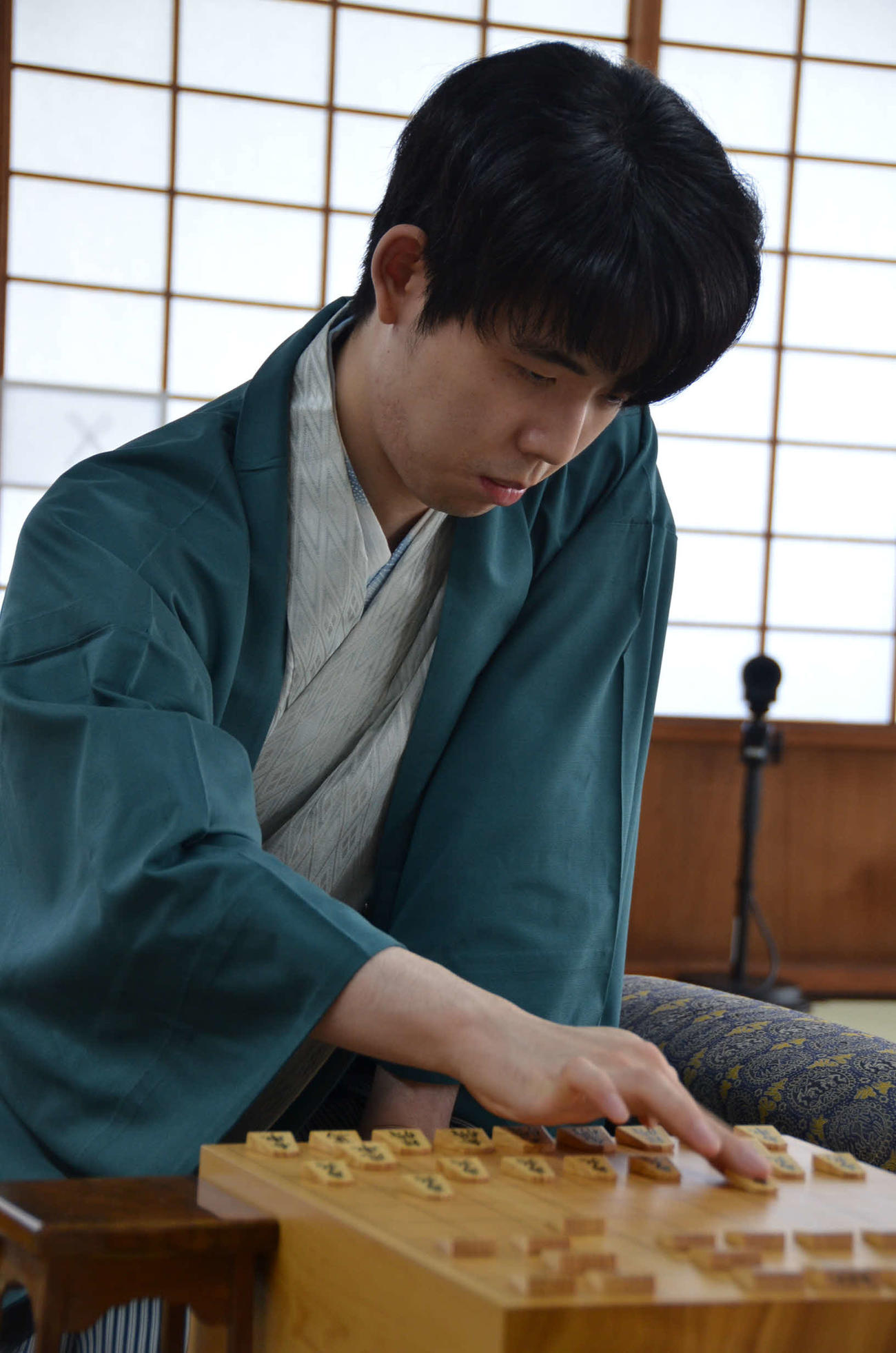 王位戦7番勝負第4局に臨んだ藤井聡太王位（日本将棋連盟提供）