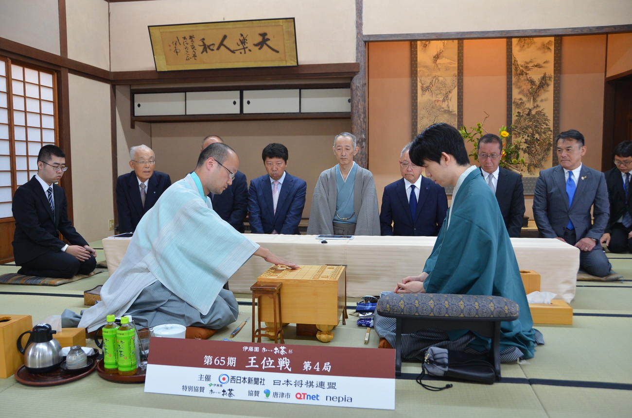王位戦7番勝負第4局に臨んだ渡辺明九段（左）、藤井聡太王位（日本将棋連盟提供）