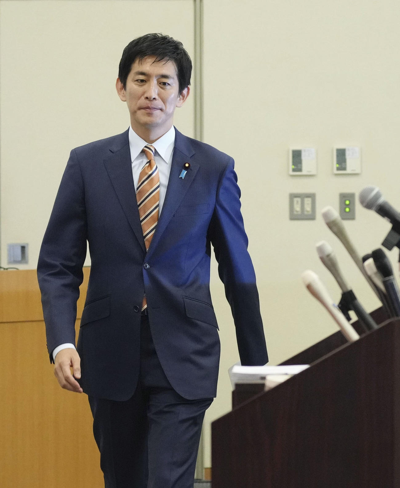 自民党総裁選への立候補表明の記者会見に臨む小林前経済安保相（共同）