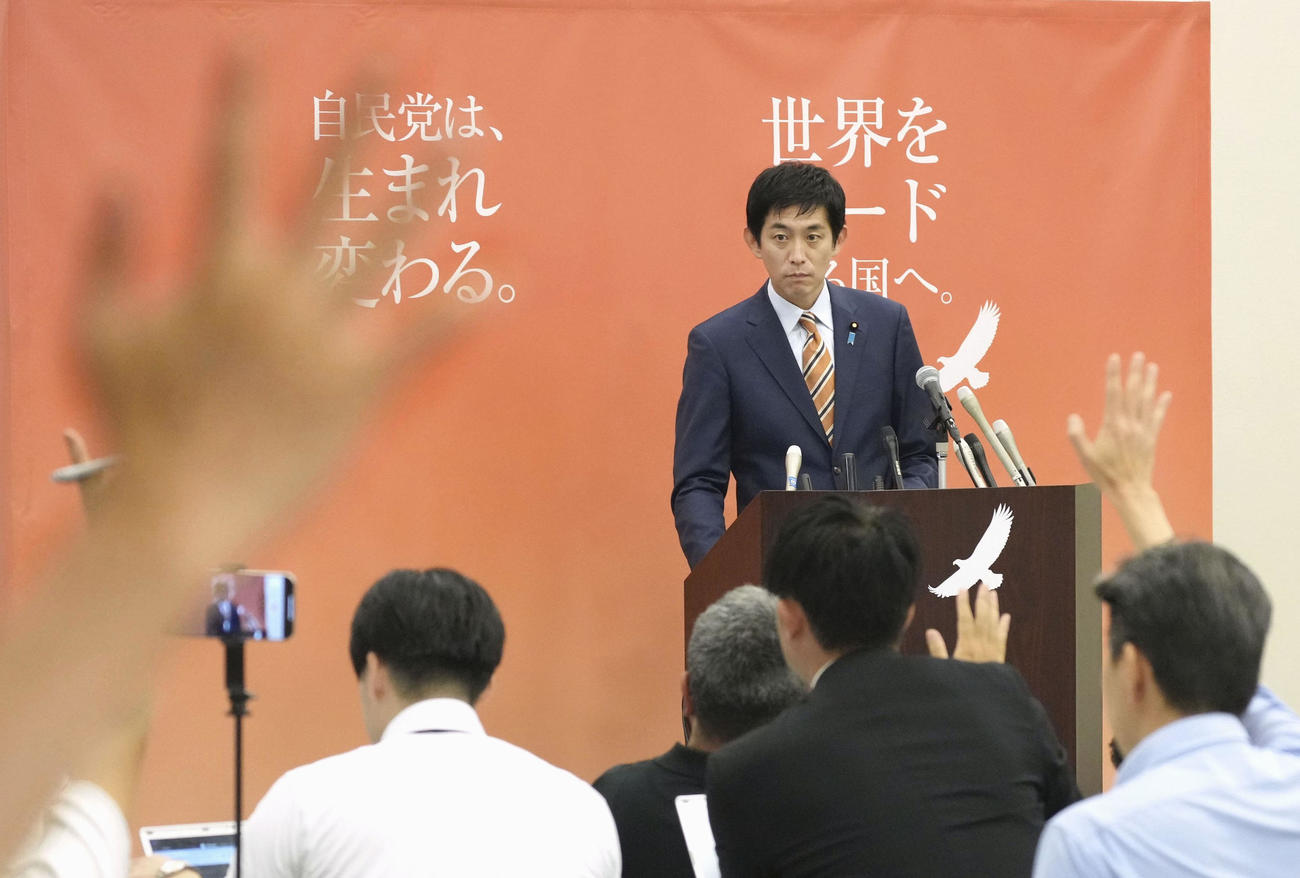 記者会見で自民党総裁選への立候補を表明した小林前経済安保相（共同）