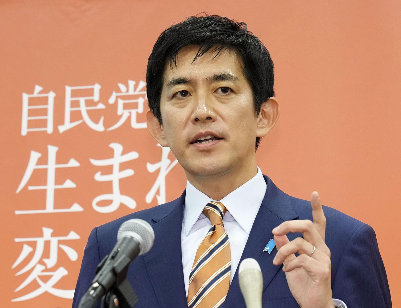 記者会見で自民党総裁選への立候補を表明する小林前経済安保相（共同）