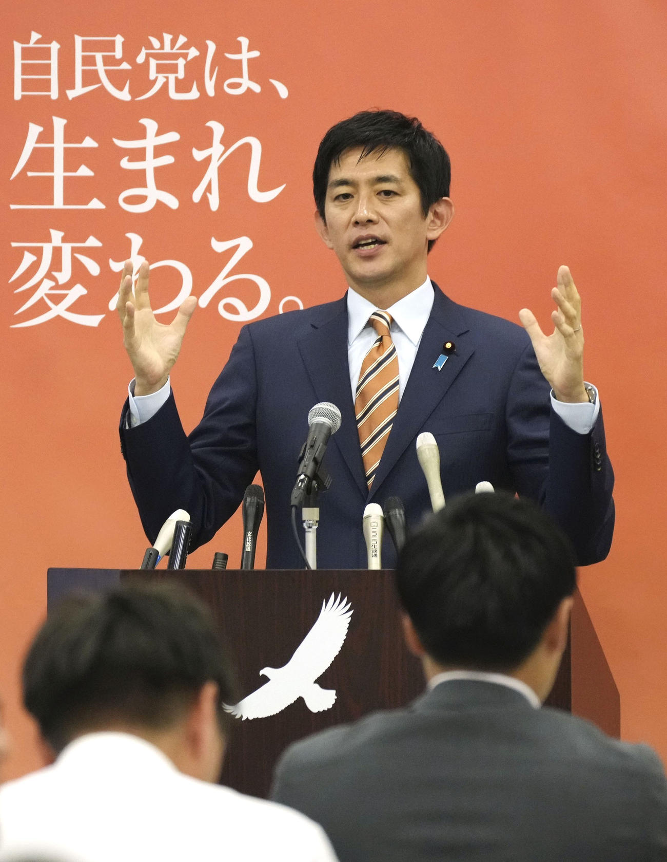 記者会見で自民党総裁選への立候補を表明する小林前経済安保相（共同）