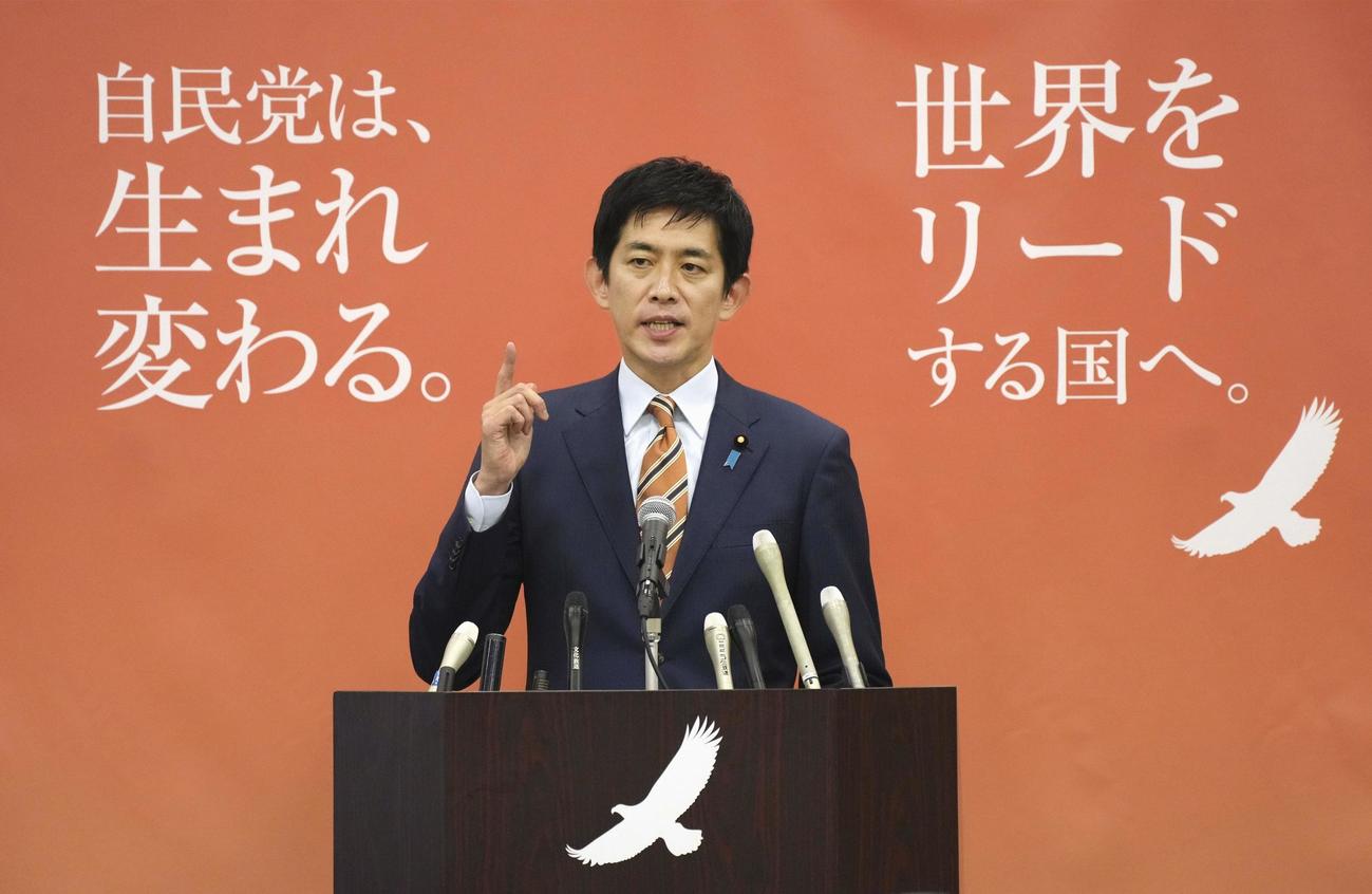 記者会見で自民党総裁選への立候補を表明する小林前経済安保相（共同）
