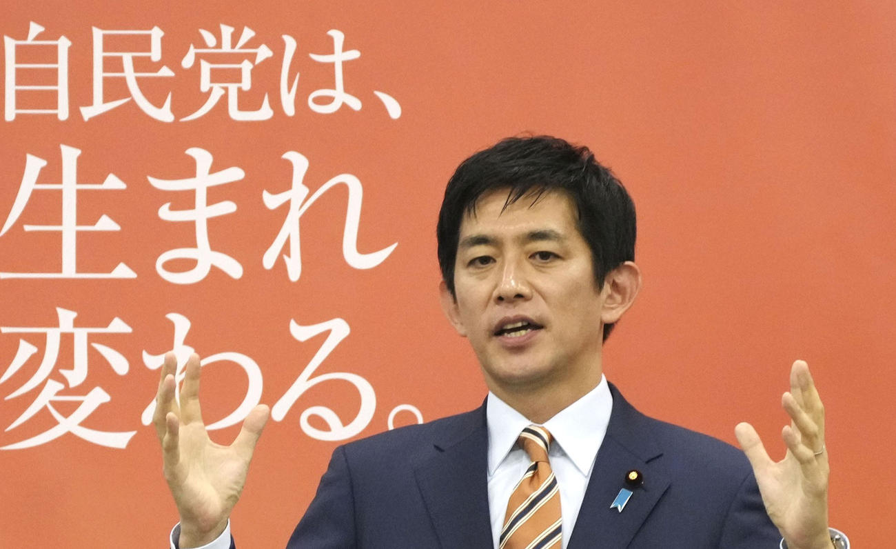 記者会見で自民党総裁選への立候補を表明する小林前経済安保相（共同）