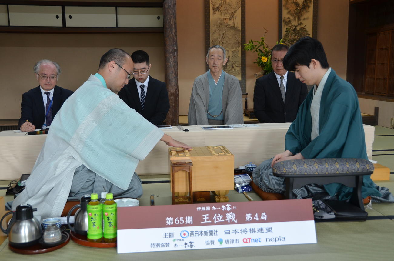 王位戦7番勝負第4局2日目に臨んだ渡辺明九段（左）、藤井聡太王位（日本将棋連盟提供）