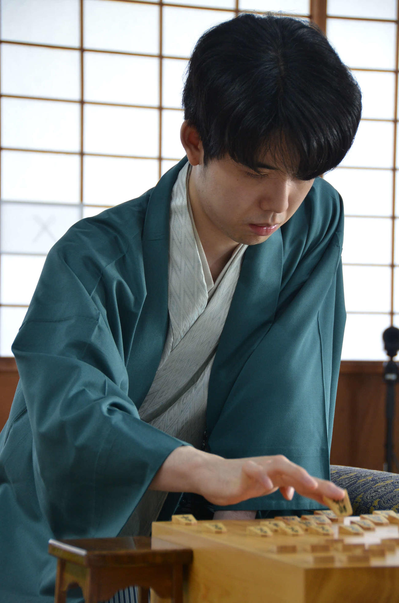 王位戦7番勝負第4局2日目に臨んだ藤井聡太王位（日本将棋連盟提供）