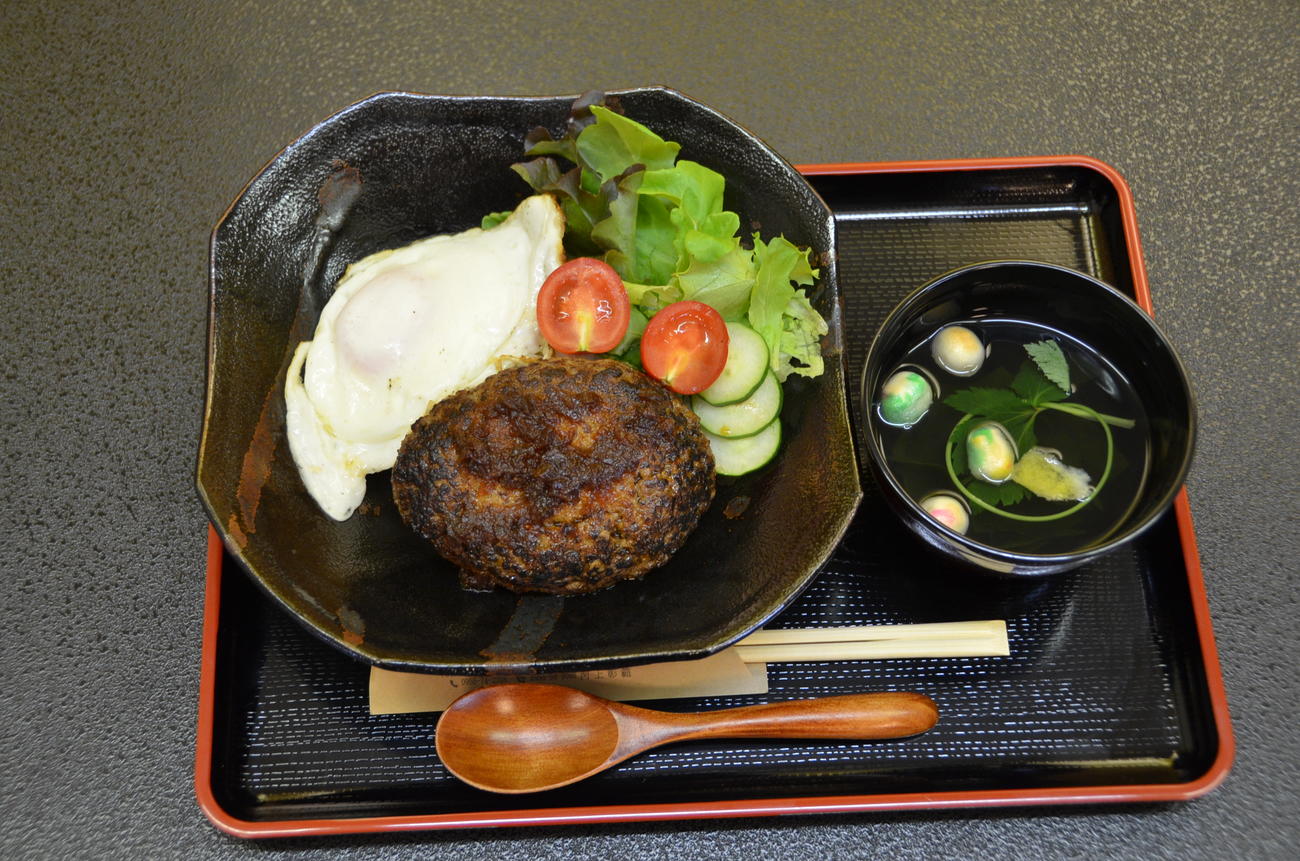 藤井聡太王位が昼食に注文した「佐賀牛ロコモコ（ハンバーグプレート）（日本将棋連盟提供）