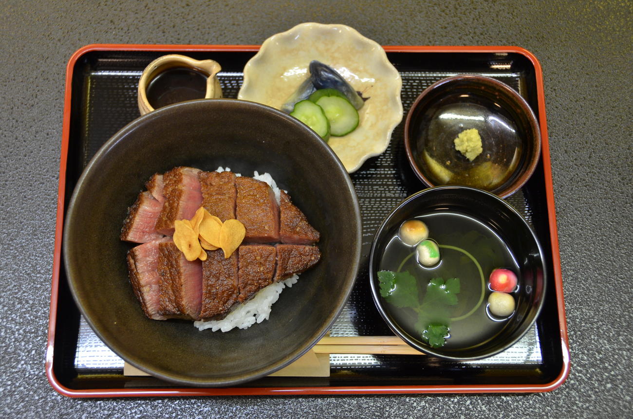 渡辺明九段が昼食に注文した「佐賀牛シャトーブリアン丼」（日本将棋連盟提供）