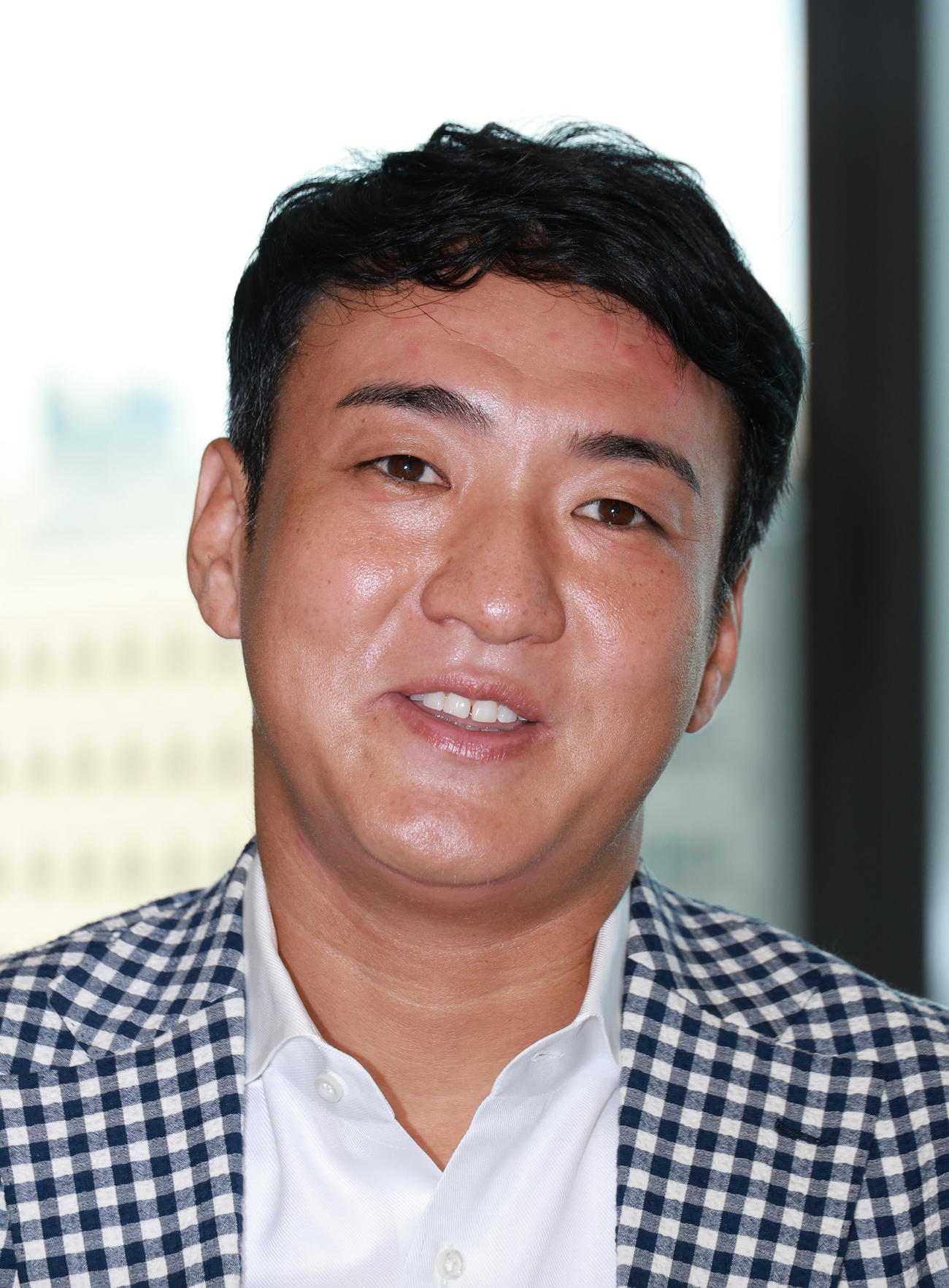 インタビューに応じる鎌田和樹氏（撮影・中島郁夫）