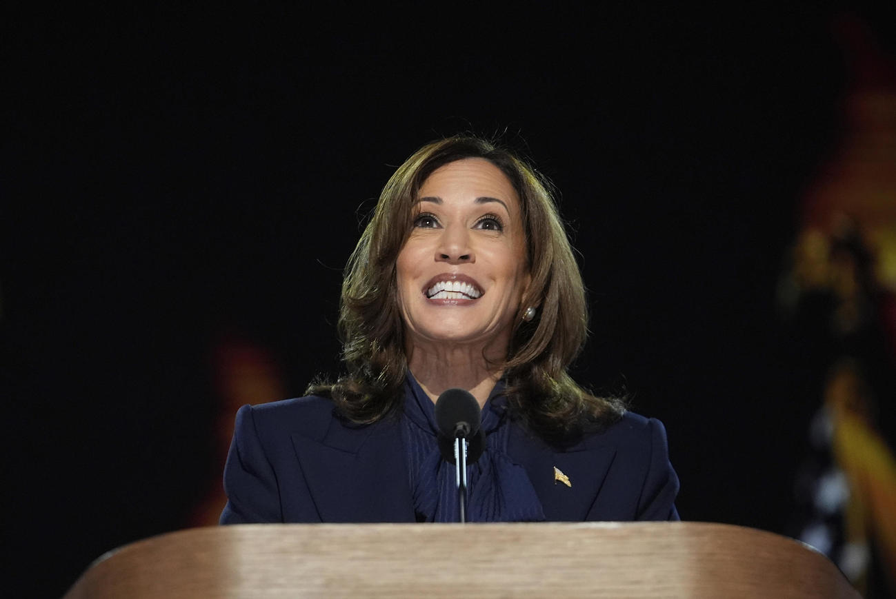 22日、米民主党大会で演説するハリス副大統領（AP＝共同）