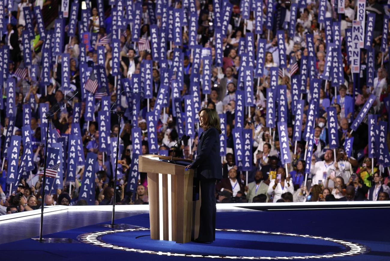 22日、米民主党大会で演説するハリス副大統領（ゲッティ＝共同）