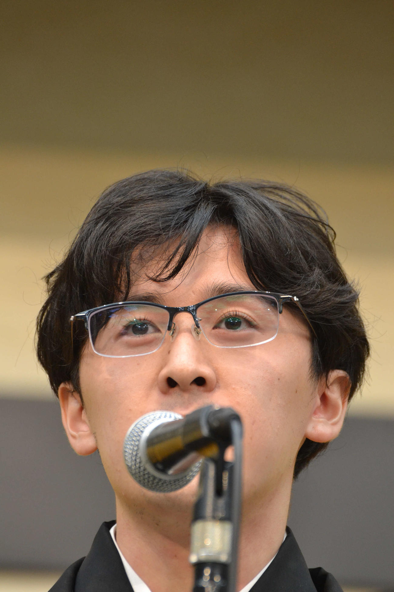 就位式の最後に謝辞を述べる伊藤匠叡王