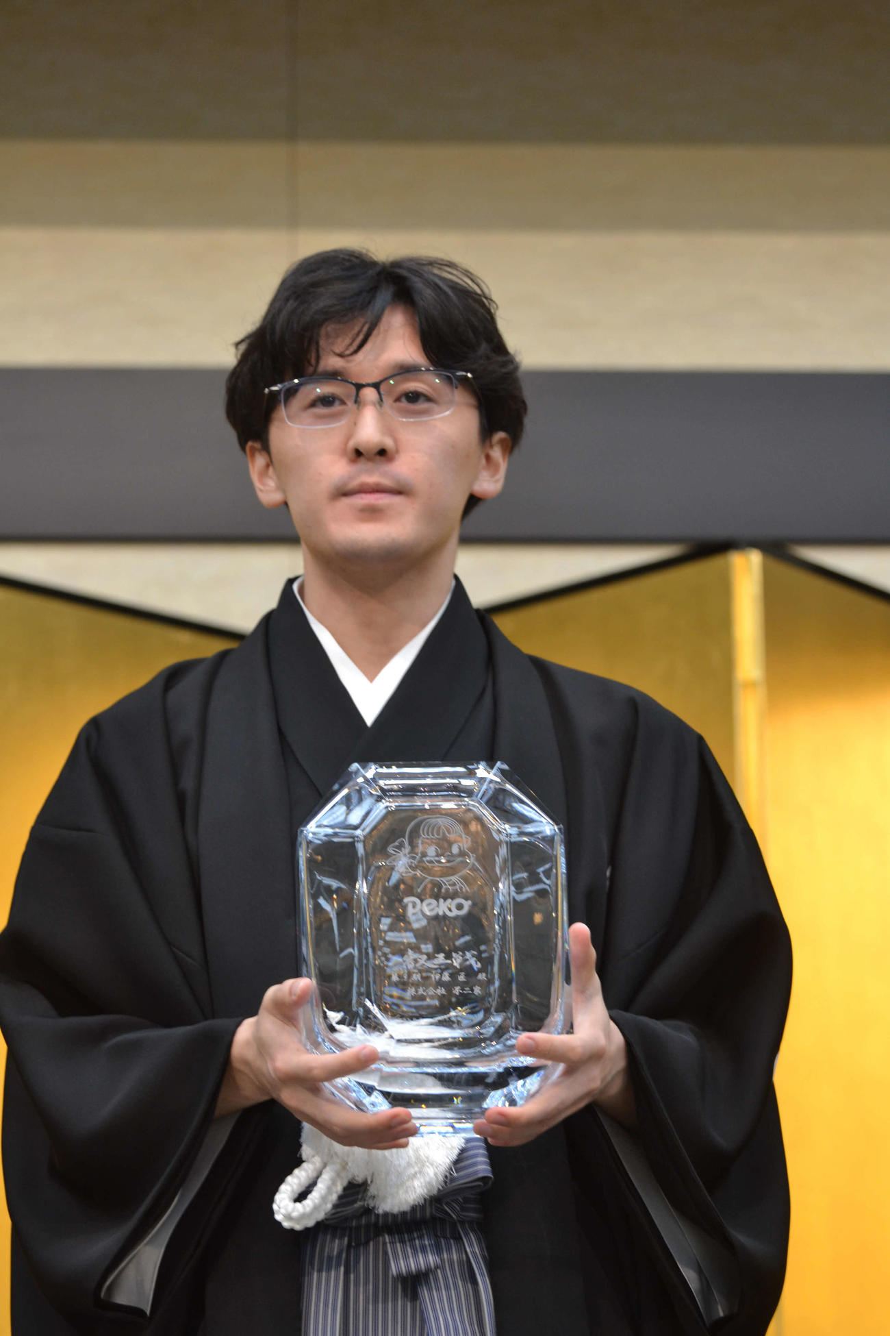 賞杯を手にする伊藤匠叡王