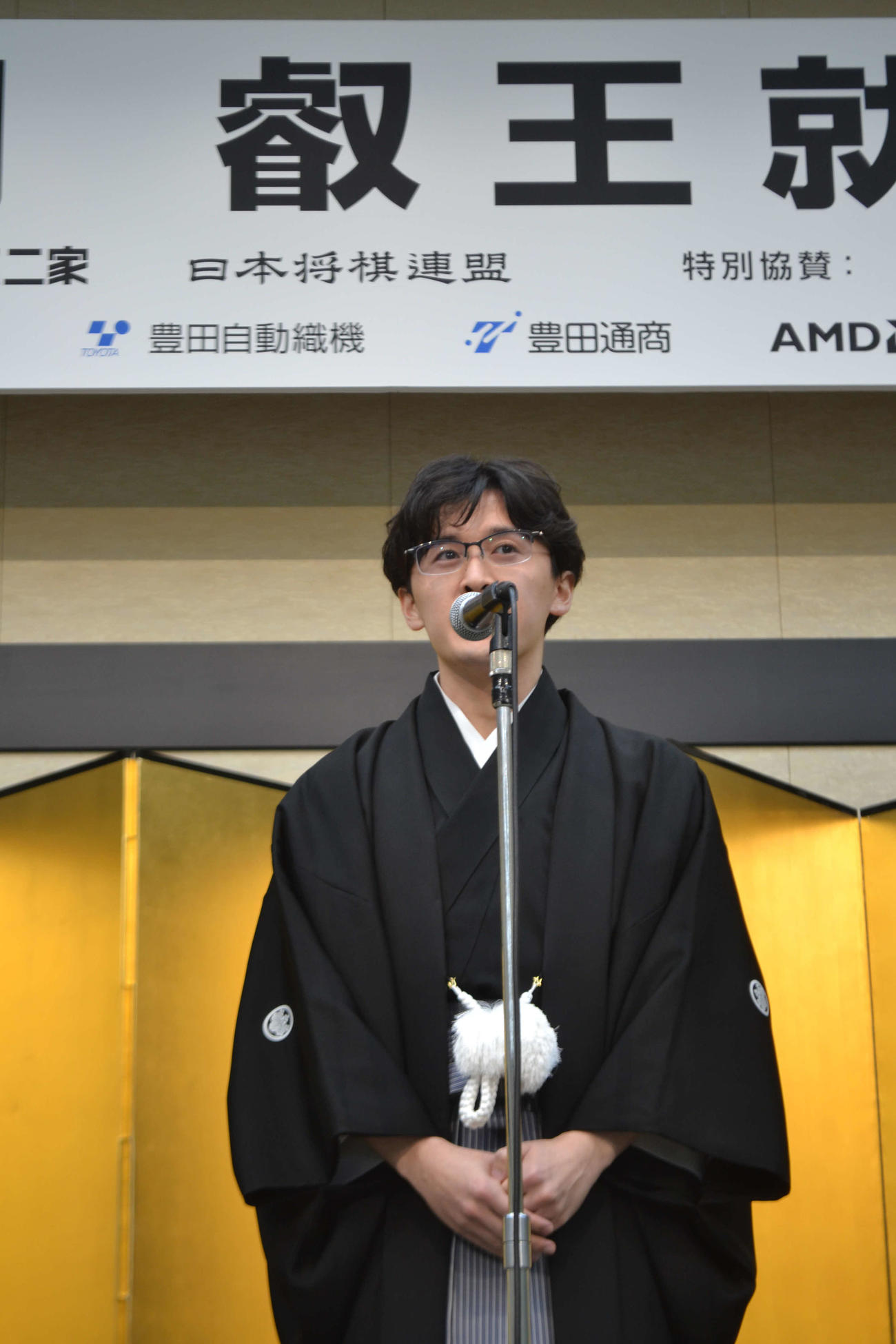 就位式の最後に謝辞を述べる伊藤匠叡王
