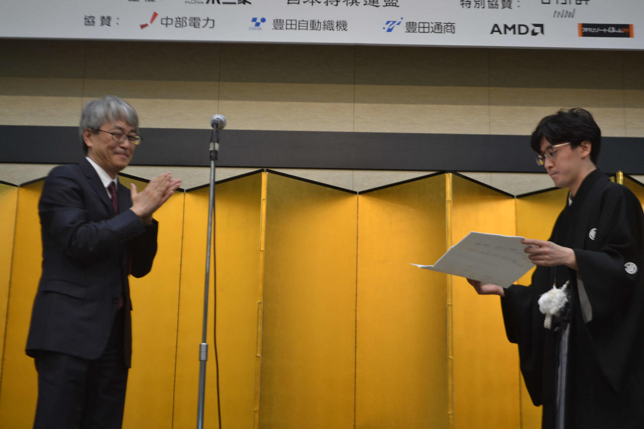 日本将棋連盟会長の羽生善治九段（左）から就位状を授与された伊藤匠叡王（右）