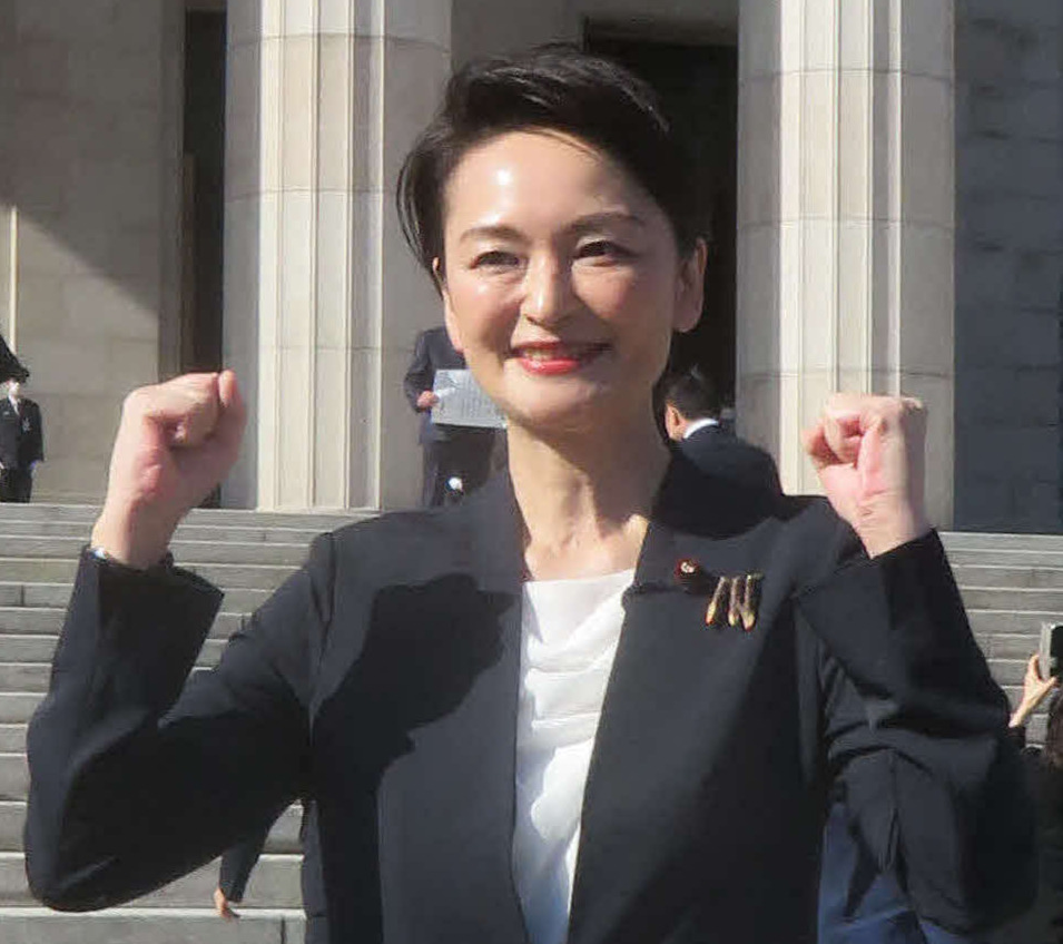 衆院選で初当選して議員バッジを胸に笑顔を見せた立憲民主党の吉田晴美氏（2021年11月10日）