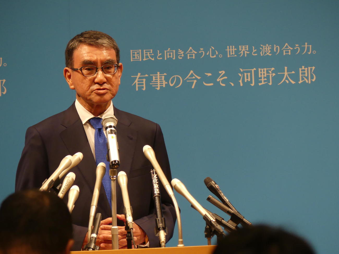 自民党総裁選への出馬表明をする河野太郎デジタル相。背景ボードに白字で「有事の今こそ、河野太郎」のメッセージを記した（撮影・中山知子）