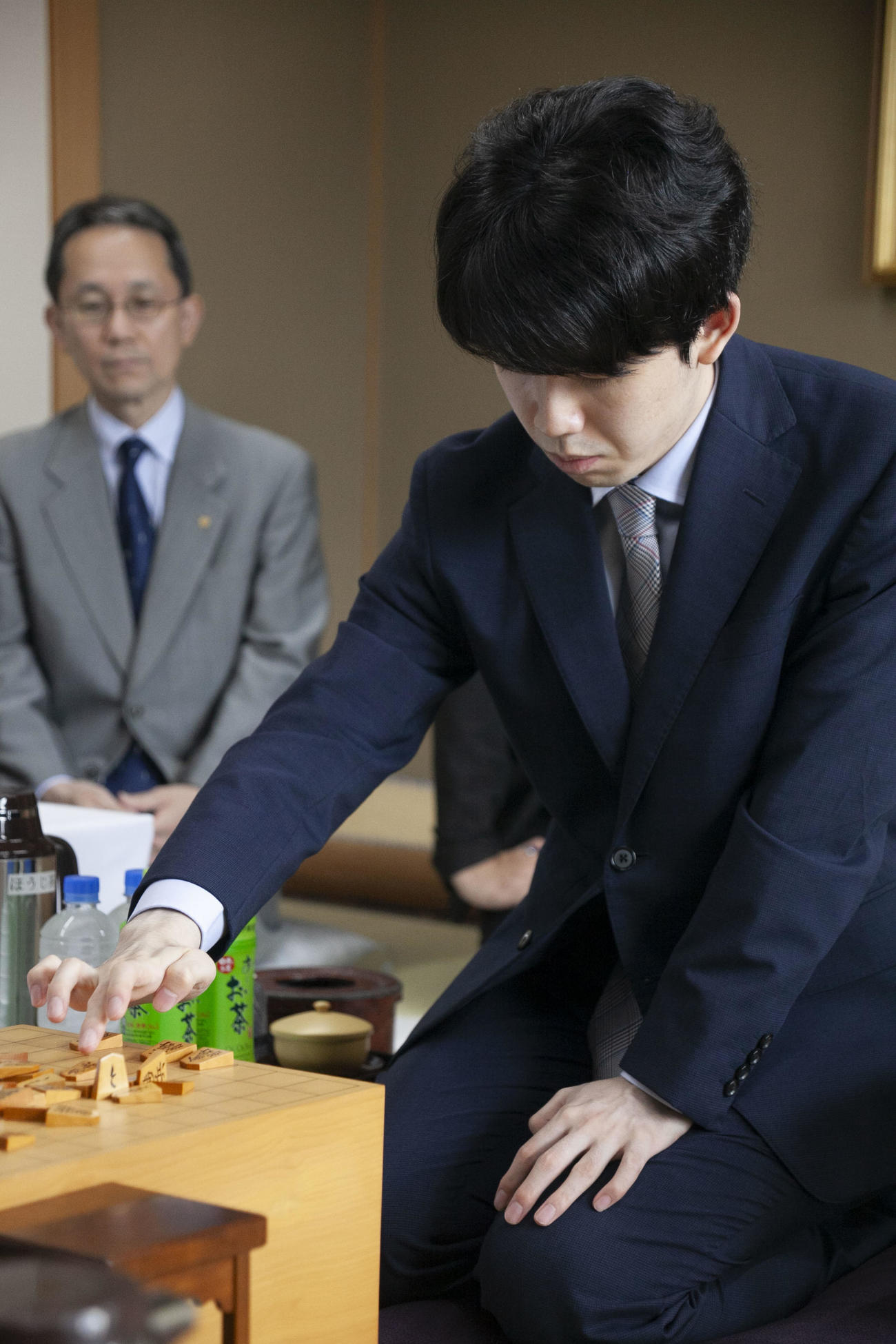 第65期王位戦7番勝負第5局の前日検分を行った藤井聡太王位（日本将棋連盟提供）