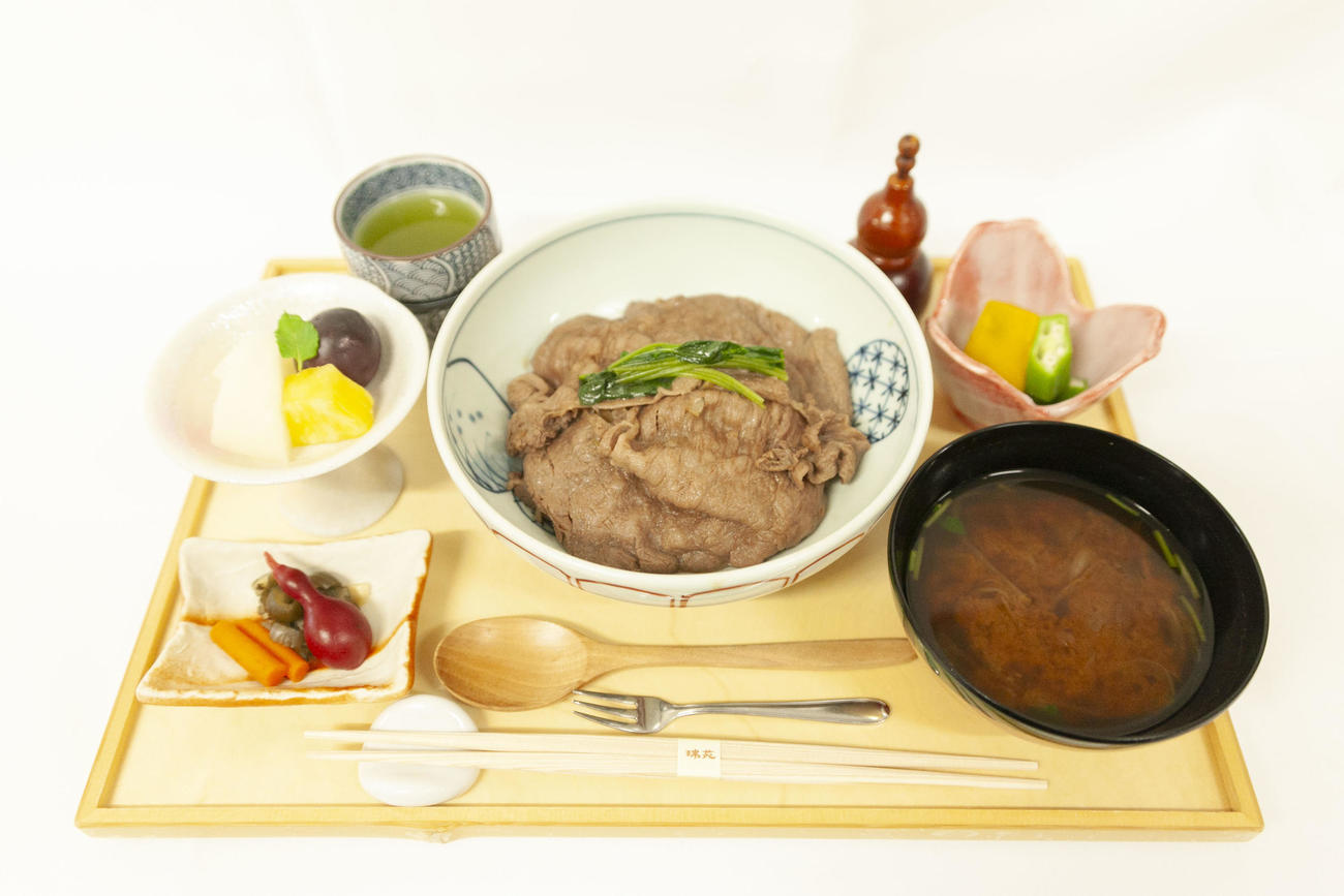 藤井聡太王位が昼食に注文した「神戸牛と淡路島産玉葱の丼ぶり膳」（日本将棋連盟提供）