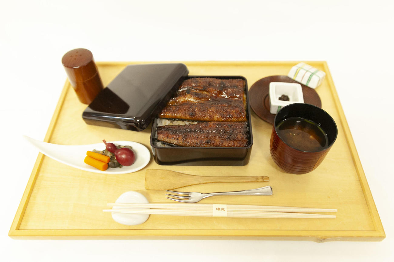 渡辺明九段が昼食に注文した「国産うな重膳」（日本将棋連盟提供）