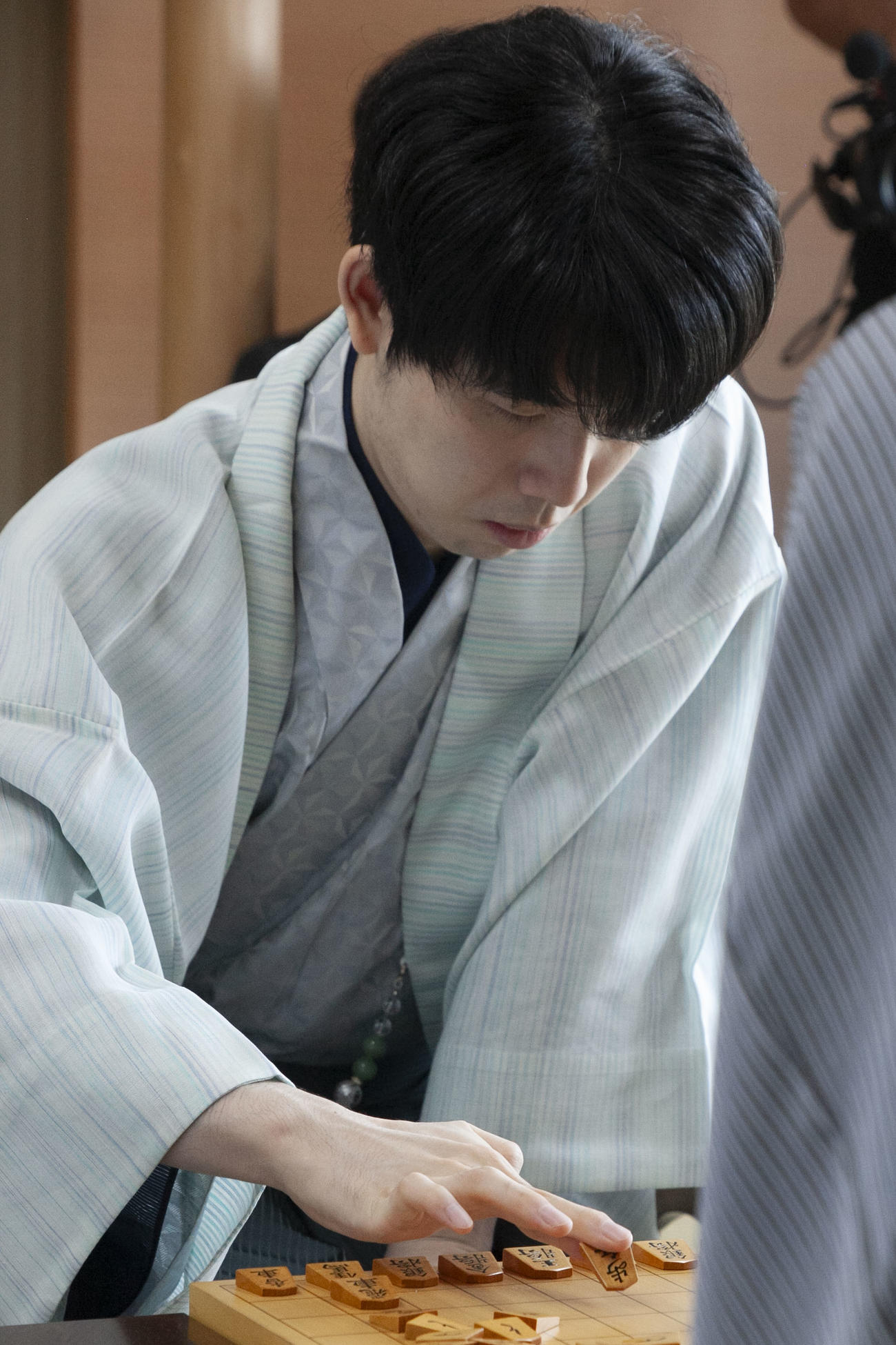 第65期王位戦7番勝負第5局に臨んだ藤井聡太王位（日本将棋連盟提供）