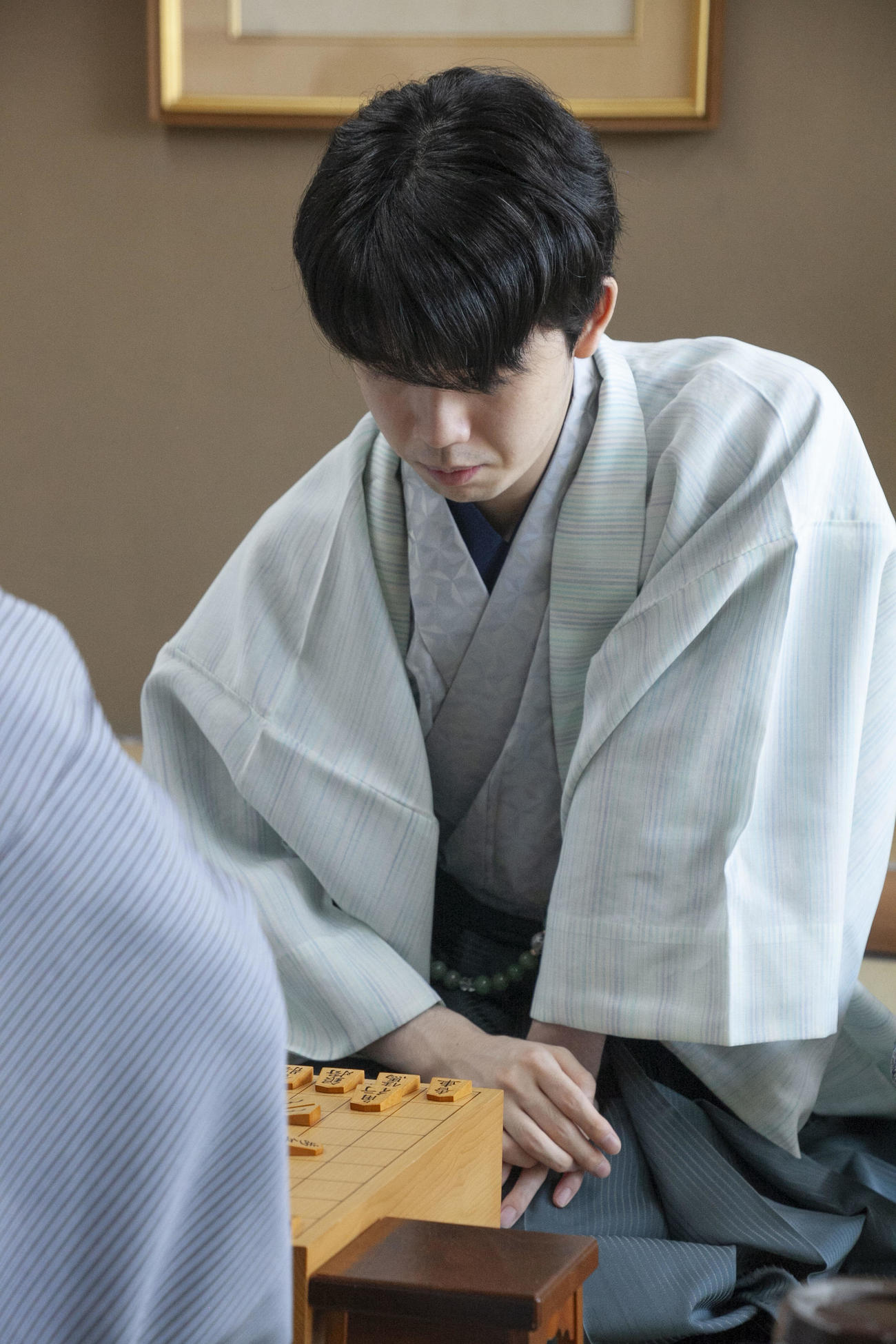 第65期王位戦7番勝負第5局に臨んだ藤井聡太王位（日本将棋連盟提供）