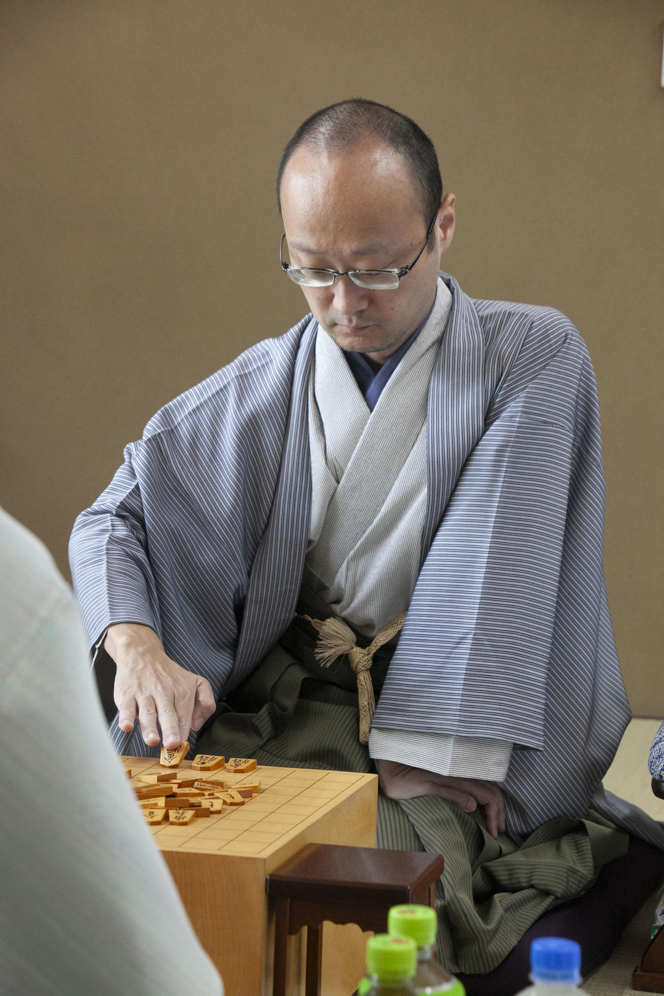 第65期王位戦7番勝負第5局に臨んだ渡辺明九段（日本将棋連盟提供）