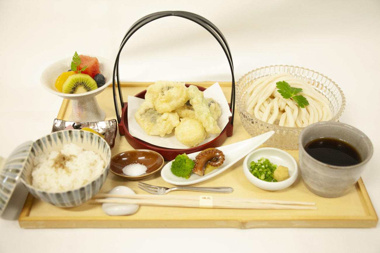 藤井聡太王位が昼食に注文した「鱧と夏野菜の天麩羅うどん」（日本将棋連盟提供）