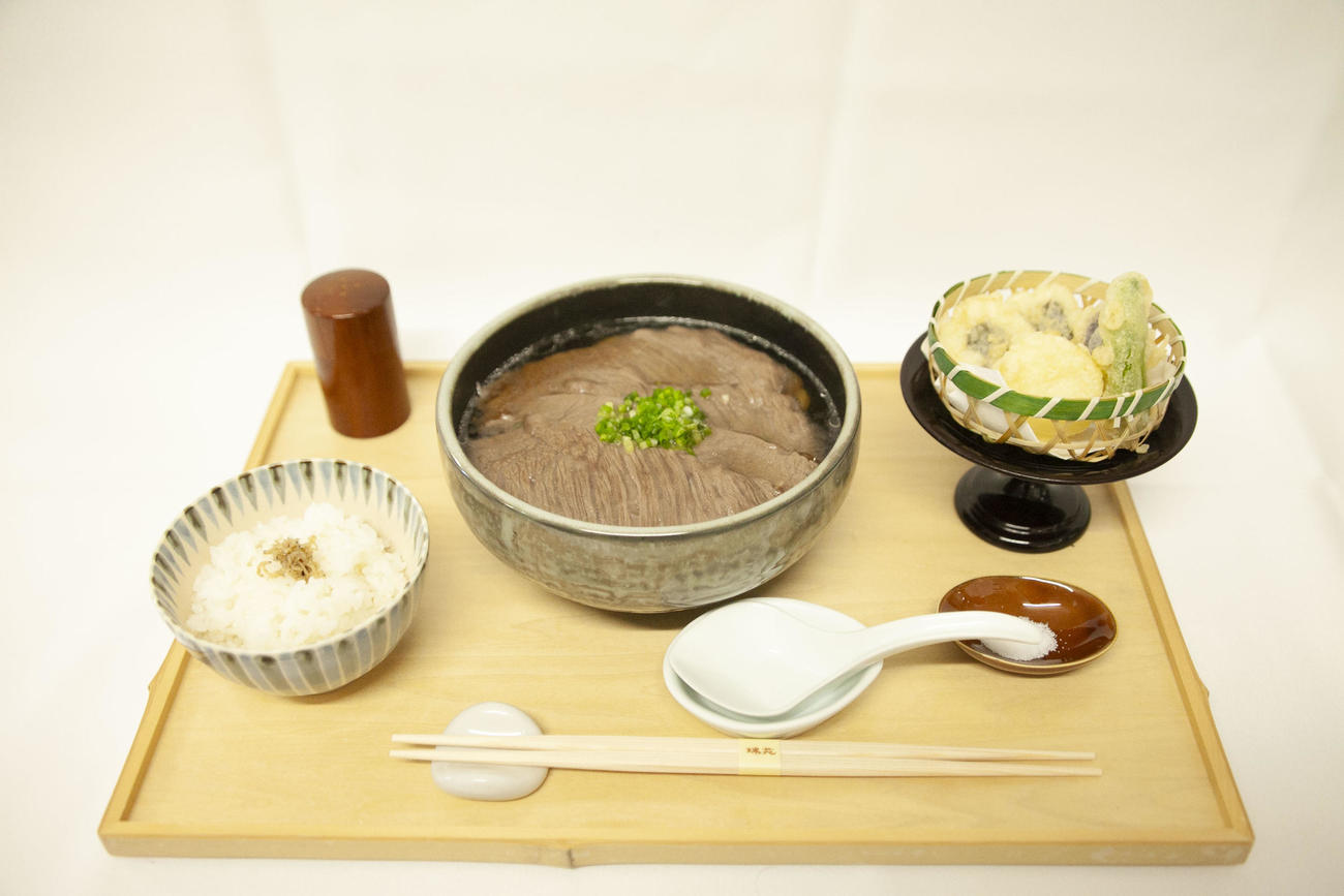 渡辺明九段が昼食に注文した「神戸牛肉うどん膳」（日本将棋連盟提供）