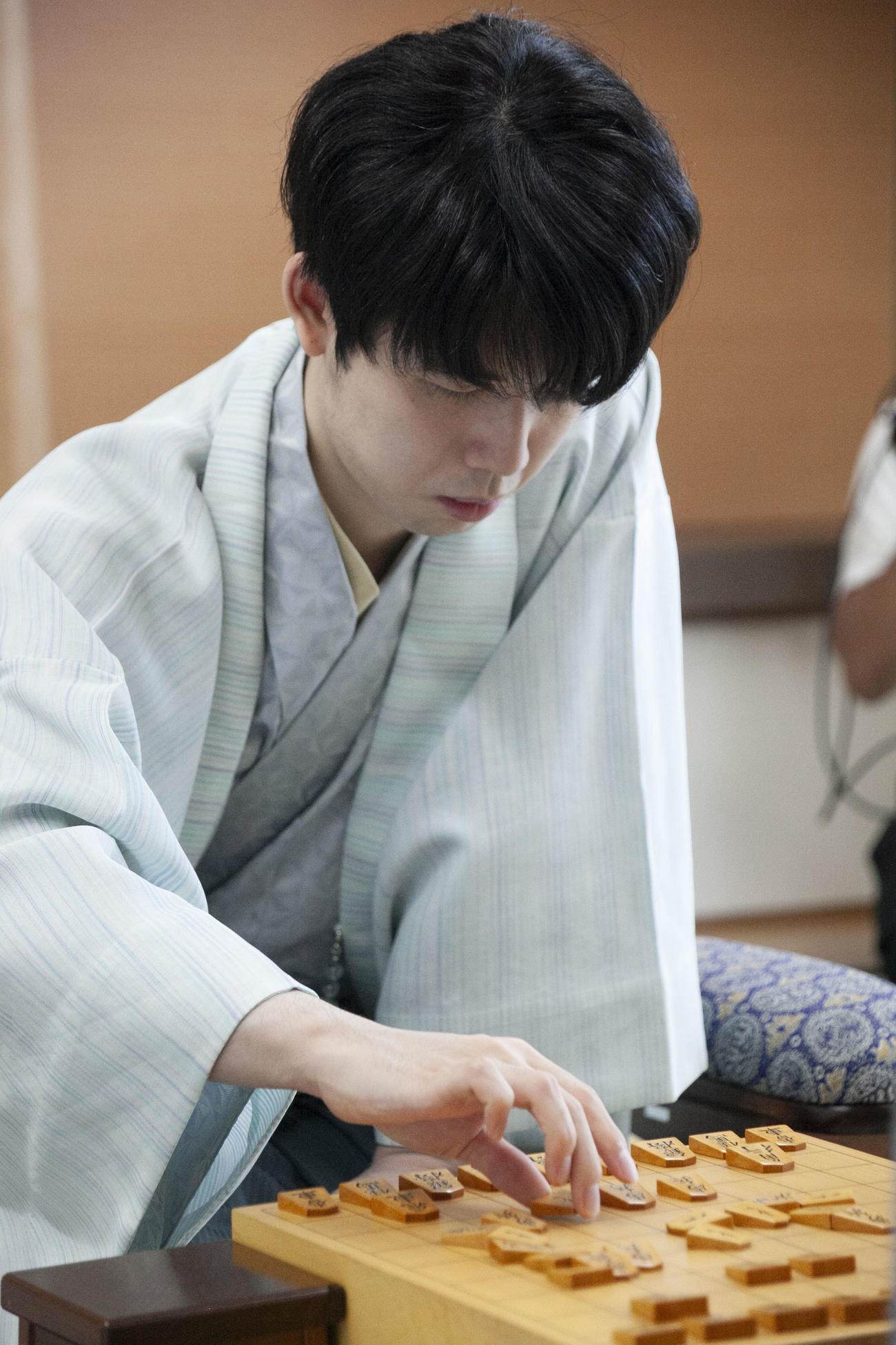 王位戦7番勝負第5局2日目に臨んだ藤井聡太王位（日本将棋連盟提供）