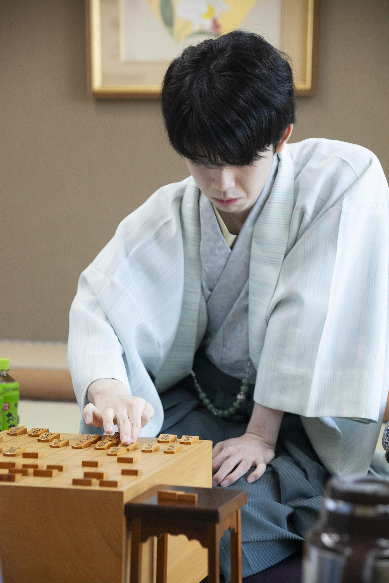 王位戦7番勝負第5局2日目に臨んだ藤井聡太王位（日本将棋連盟提供）
