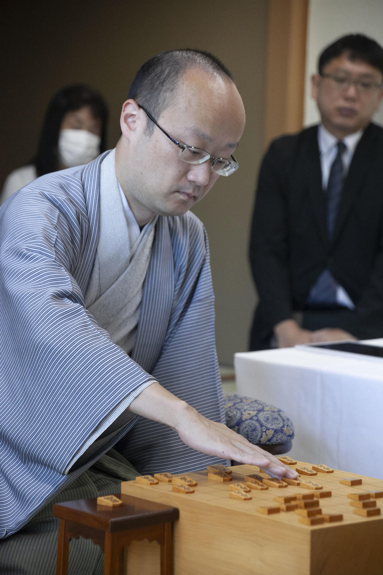 王位戦7番勝負第5局2日目に臨んだ渡辺明九段（日本将棋連盟提供）