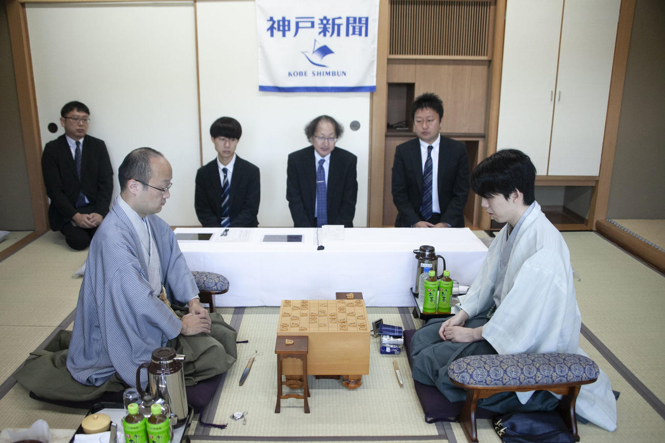 王位戦7番勝負第5局2日目に臨んだ藤井聡太王位（右（日本将棋連盟提供）