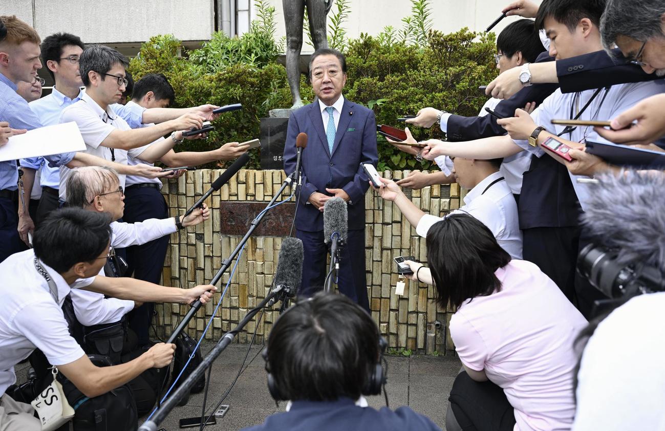 立憲民主党代表選への立候補を表明する野田元首相（中央）（共同）